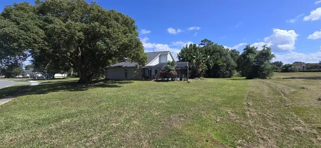 a view of a house with a yard