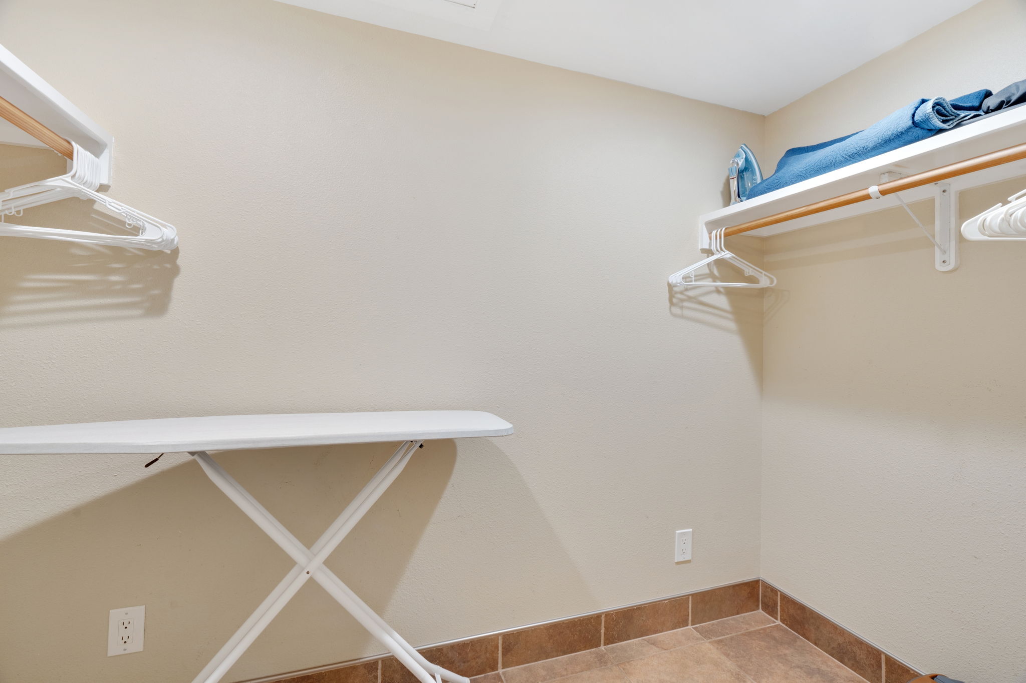 4460 Aku Road Hanalei, HI 96714 - Photo 22 of 30 a view of room
