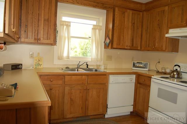 346 Coffey Road Linville, NC 28646 - Photo 5 of 26 Gallery Image 5