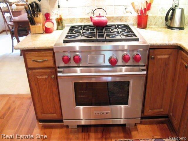 1290 Kingspath Drive Rochester, MI 48306 - Photo 15 of 25 stainless steel stove