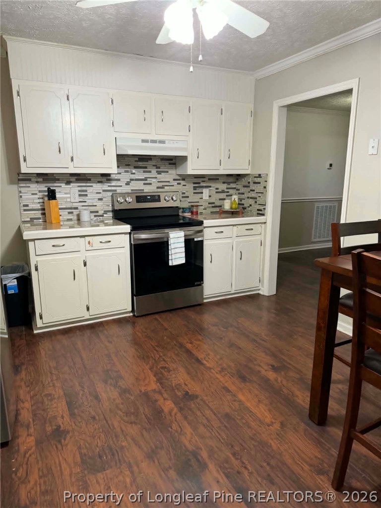 634 Dallas Road Lumberton, NC 28358 - Photo 6 of 27 a kitchen with granite countertop a stove a sink and a refrigerator