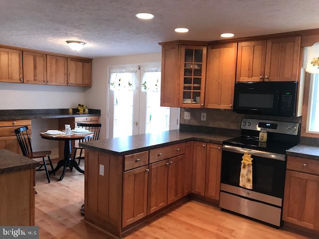 9759 Reeves Court Warrenton, VA 20186 - Photo 11 of 34 Eat in Table Space and Counter Top Seating