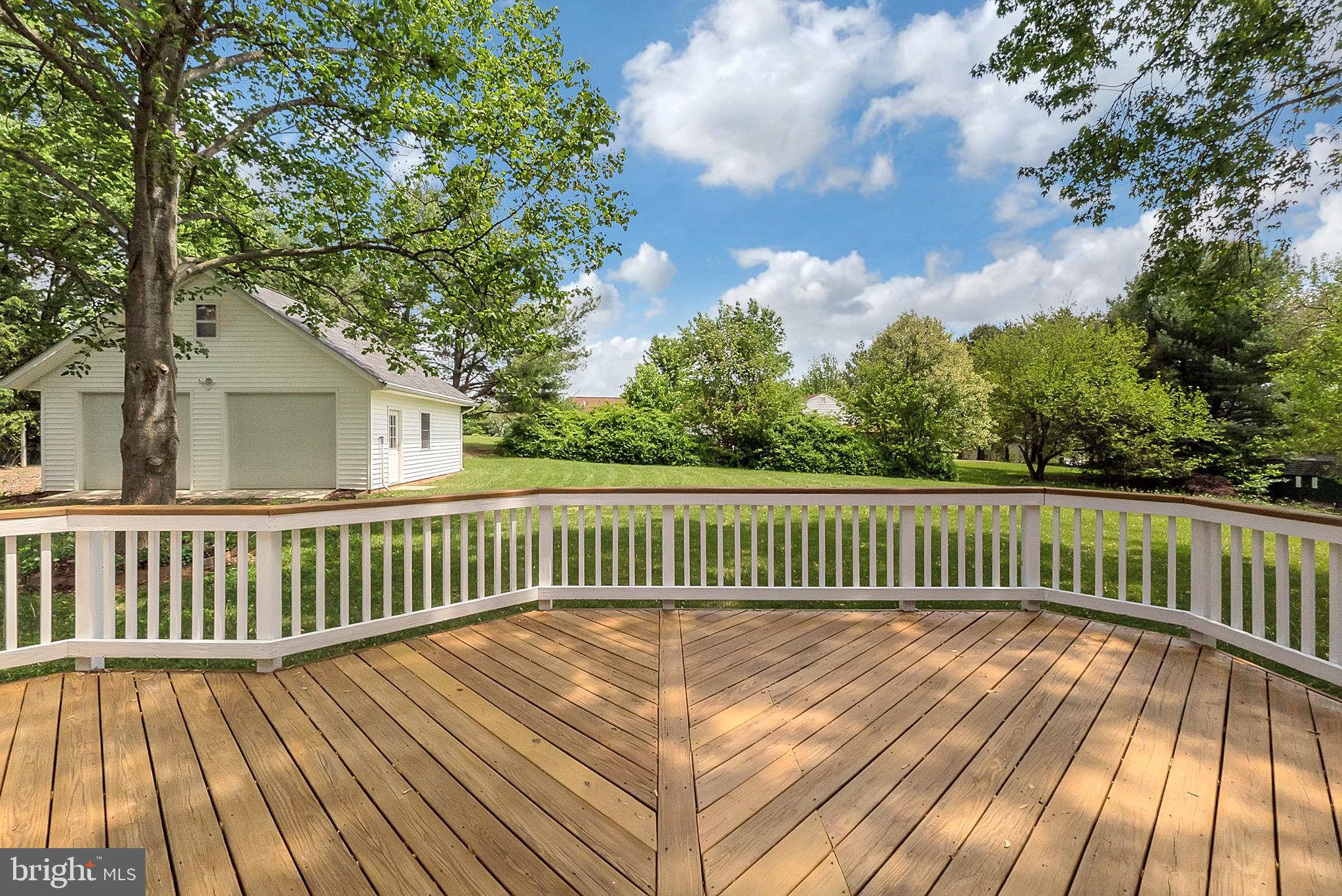 9759 Reeves Court Warrenton, VA 20186 - Photo 5 of 34 Ample space to run and play!
