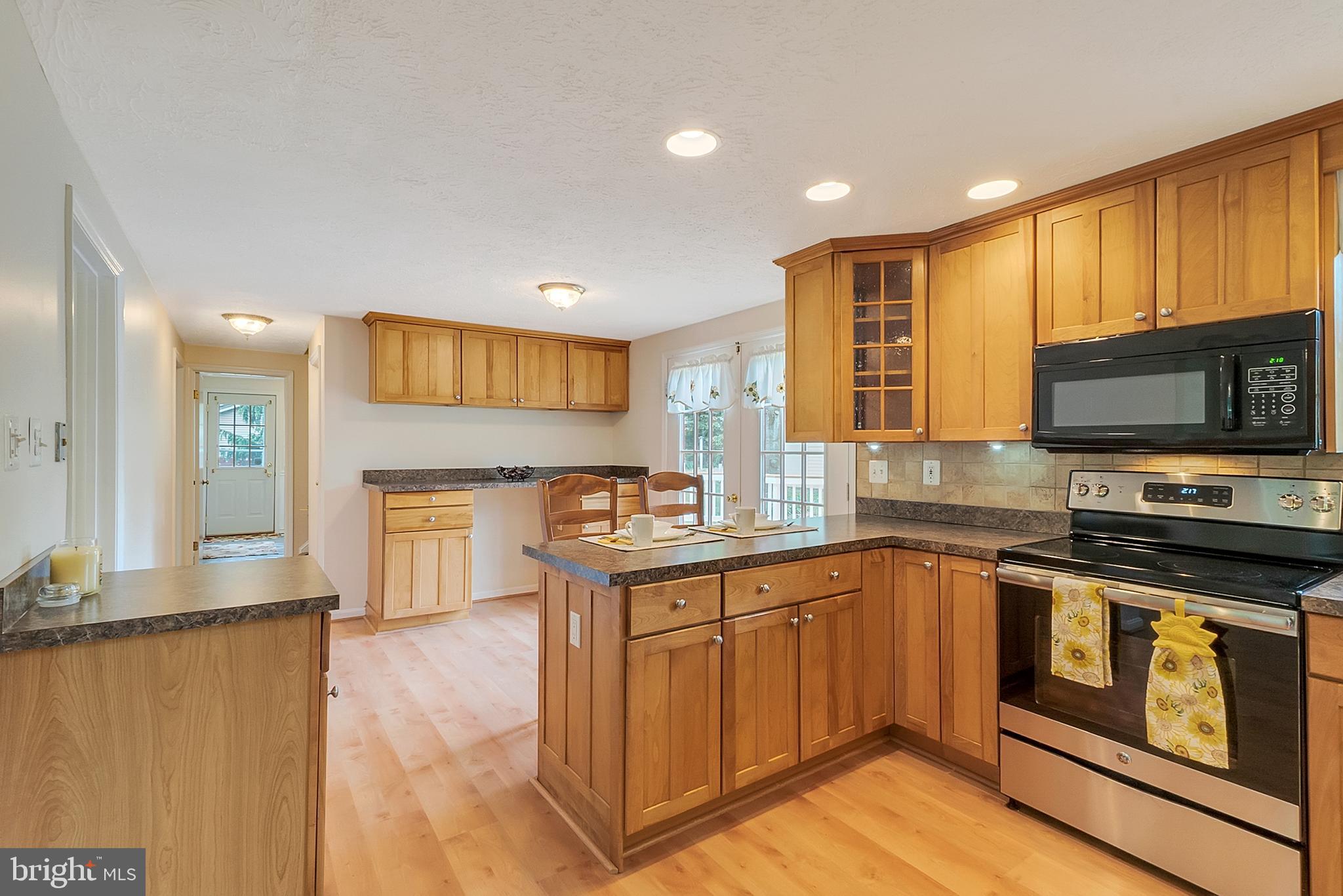 9759 Reeves Court Warrenton, VA 20186 - Photo 8 of 34 Large Country Kitchen