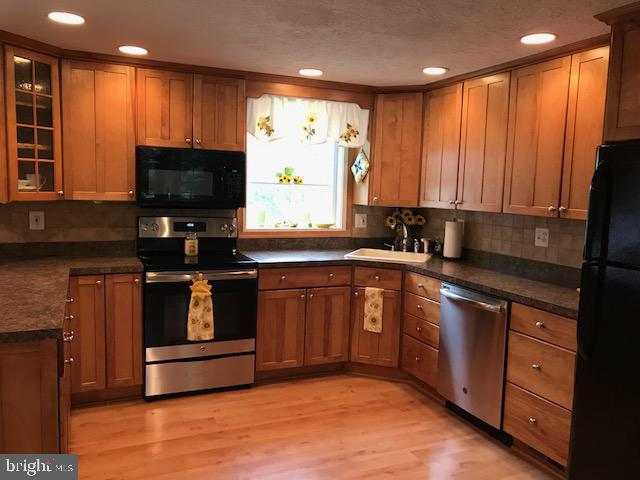 9759 Reeves Court Warrenton, VA 20186 - Photo 10 of 34 Gleaming Maple Cabinets and Updated Appliances