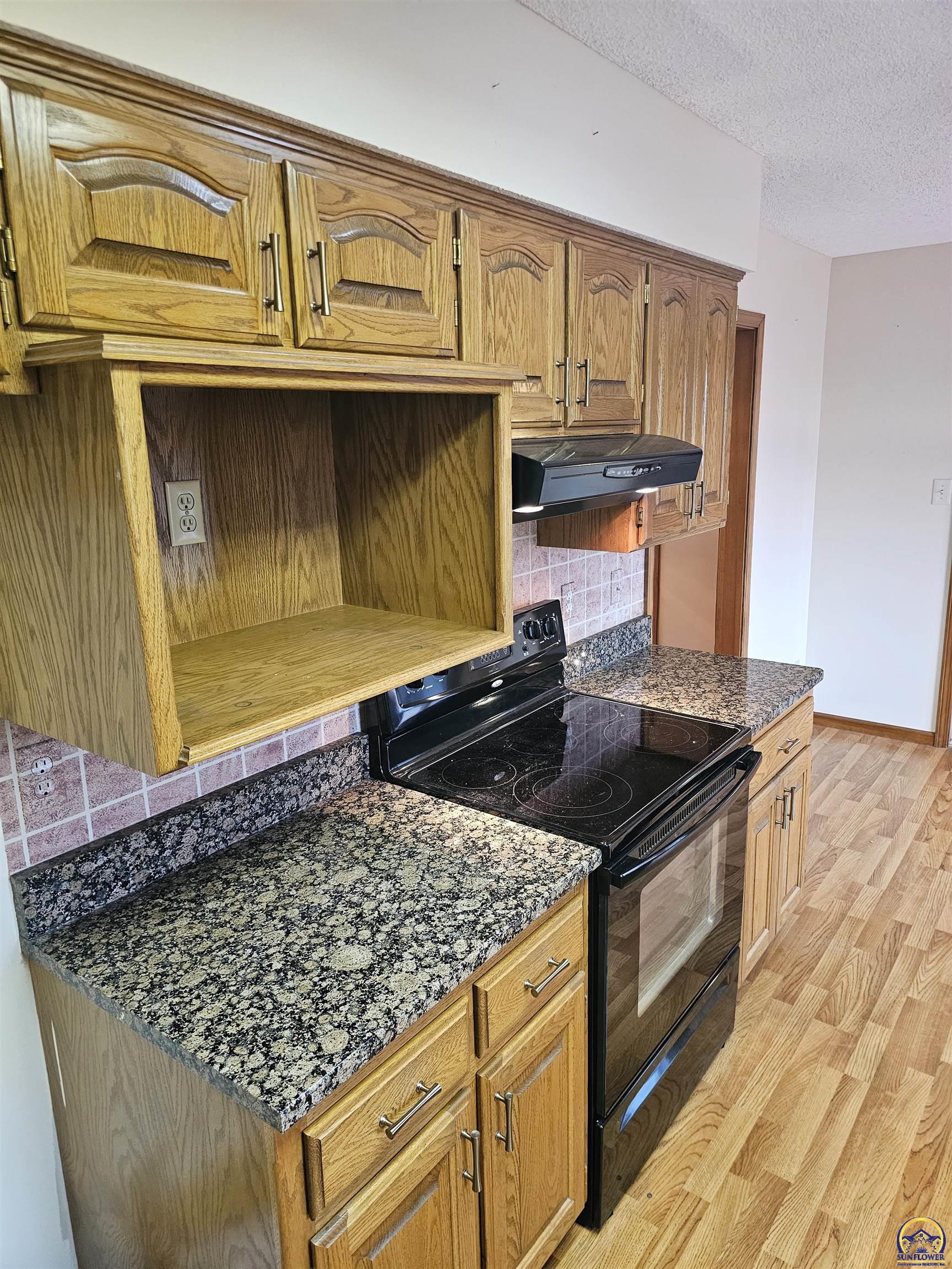 3556 Southwest Summerwood Road Topeka, KS 66614 - Photo 13 of 52