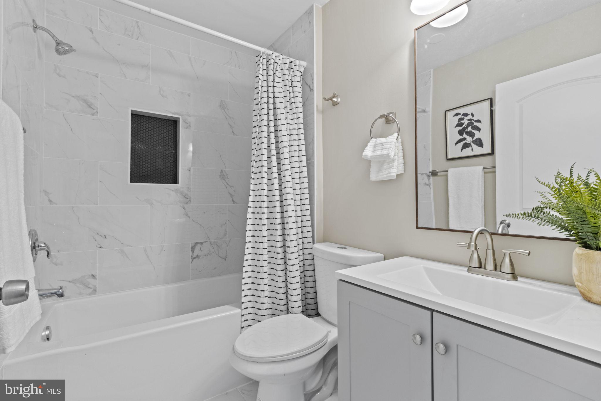 604 North Woodington Road Baltimore, MD 21229 - Photo 15 of 29 2nd Floor Hall Bath