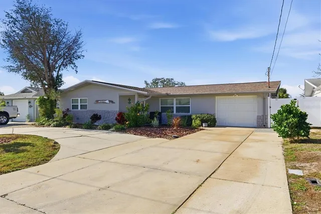a view of a livingroom with a ceiling fan and windows