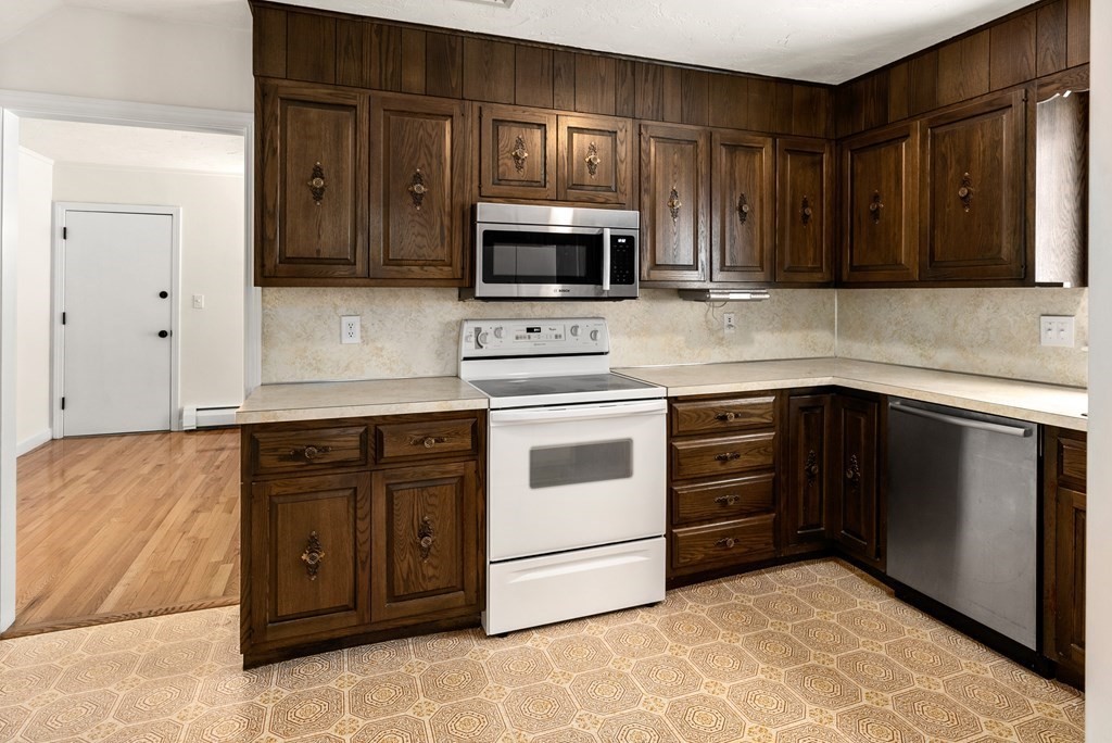 2 Pinewood Road Wellesley, MA 02482 - Photo 4 of 25