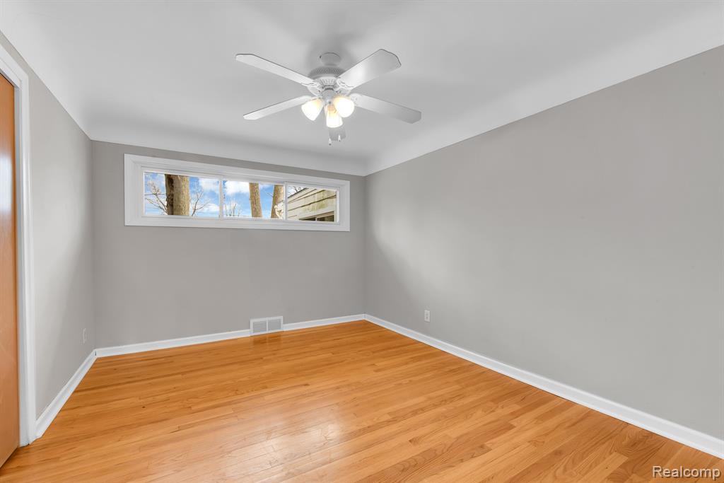 28390 New Castle Road Farmington, MI 48331 - Photo 25 of 37