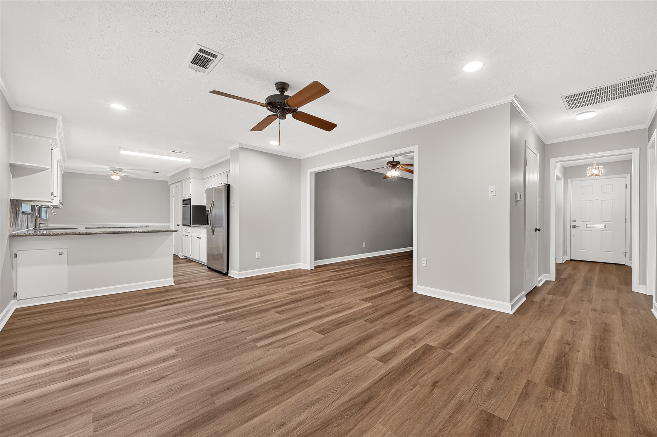 5921 Ariel Street Houston, TX 77074 - Photo 5 of 34
