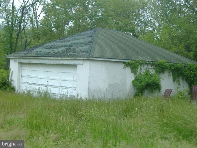911 Shawan Road Cockeysville, MD 21030 - Photo 8 of 10 Second 2 car garage