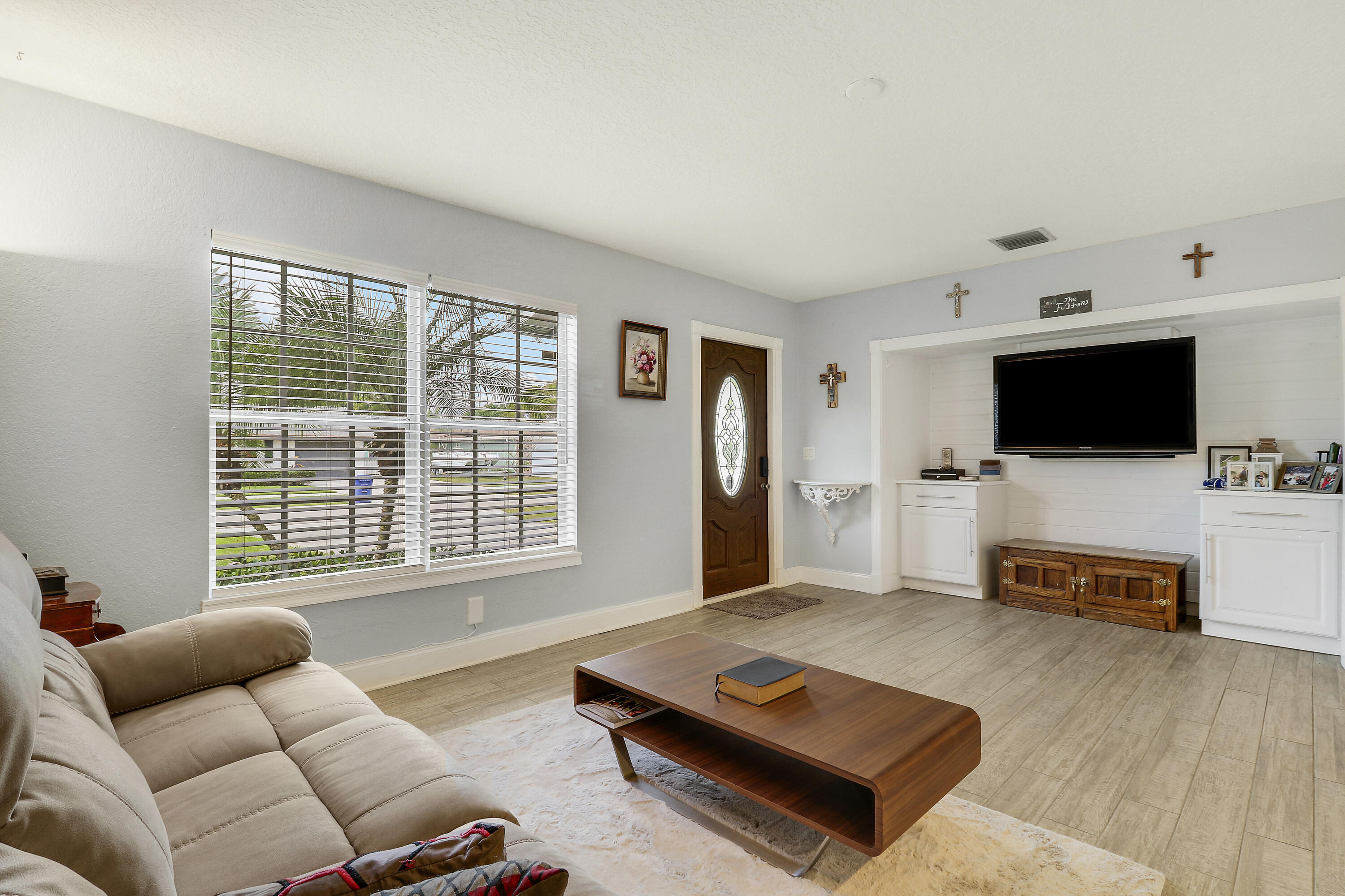 503 North Perry Avenue Jupiter, FL 33458 - Photo 3 of 32 Entry to Living Room