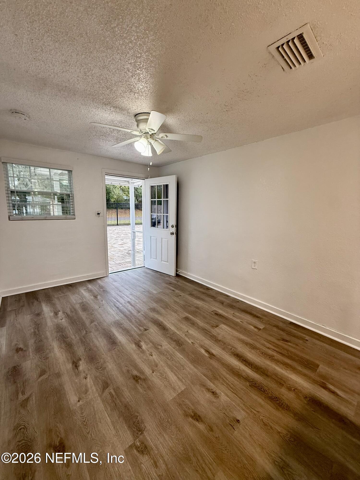 9554 Ridge Boulevard Jacksonville, FL 32208 - Photo 4 of 19 Living Room / Dinning Area