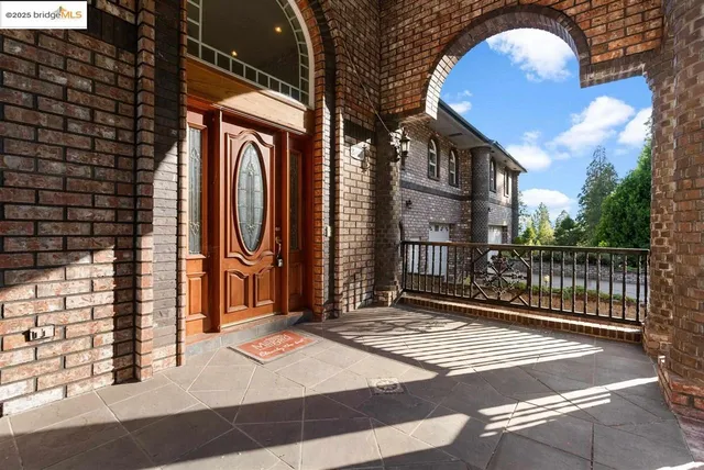 a view of a livingroom with furniture and a ceiling fan