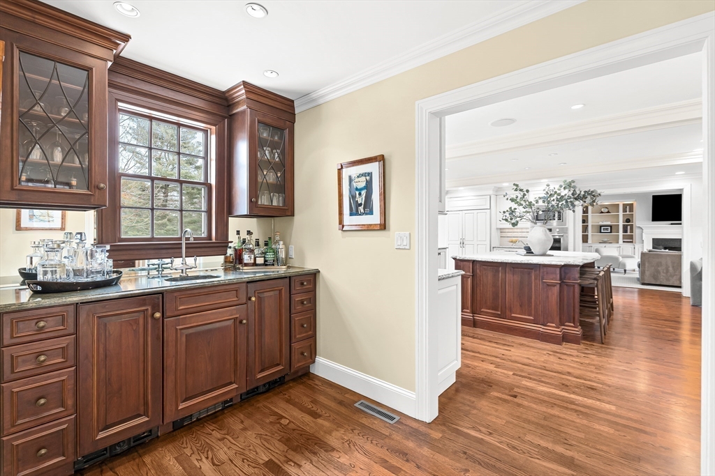 65 Woodcliff Road Wellesley, MA 02481 - Photo 5 of 39