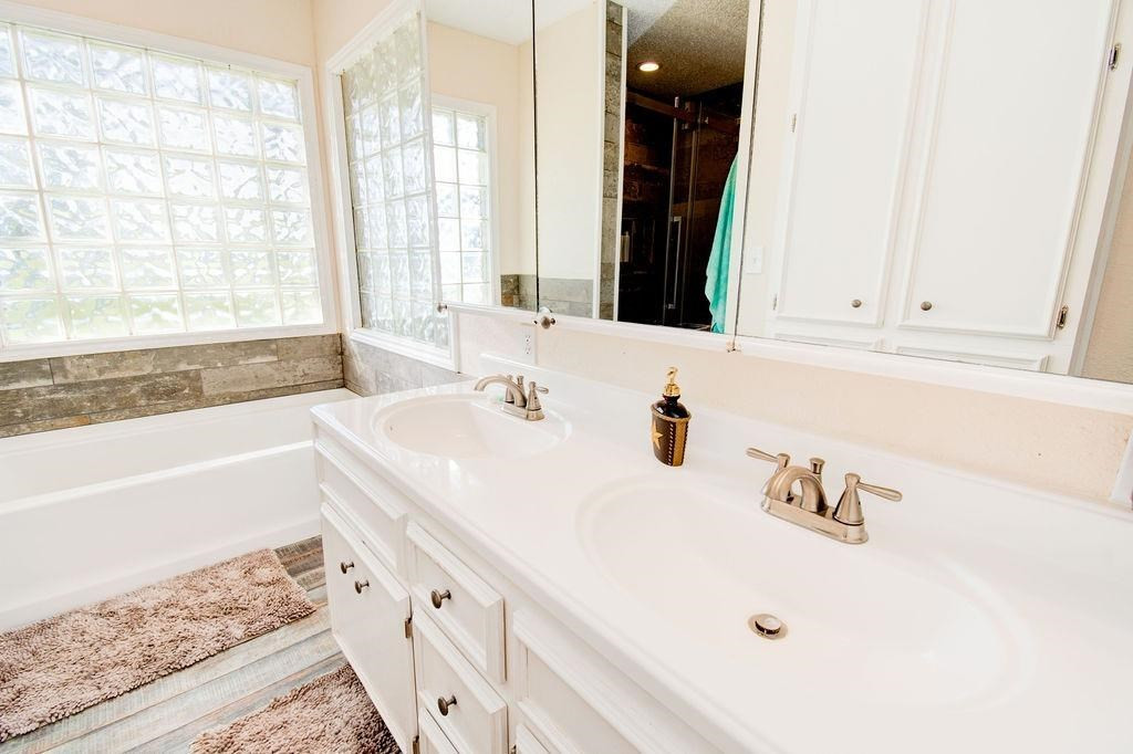 3298 Hawk Road Levelland, TX 79336 - Photo 15 of 32 a bathroom with a bathtub and a sink