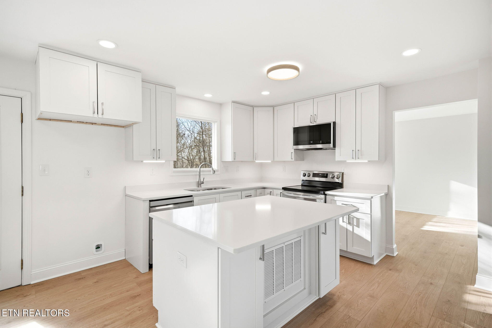 1057 West Outer Drive Oak Ridge, TN 37830 - Photo 2 of 47 Renovated kitchen