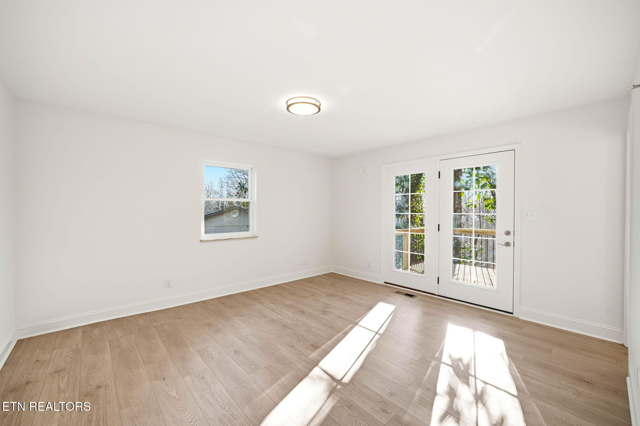 1057 West Outer Drive Oak Ridge, TN 37830 - Photo 21 of 47 primary bedroom