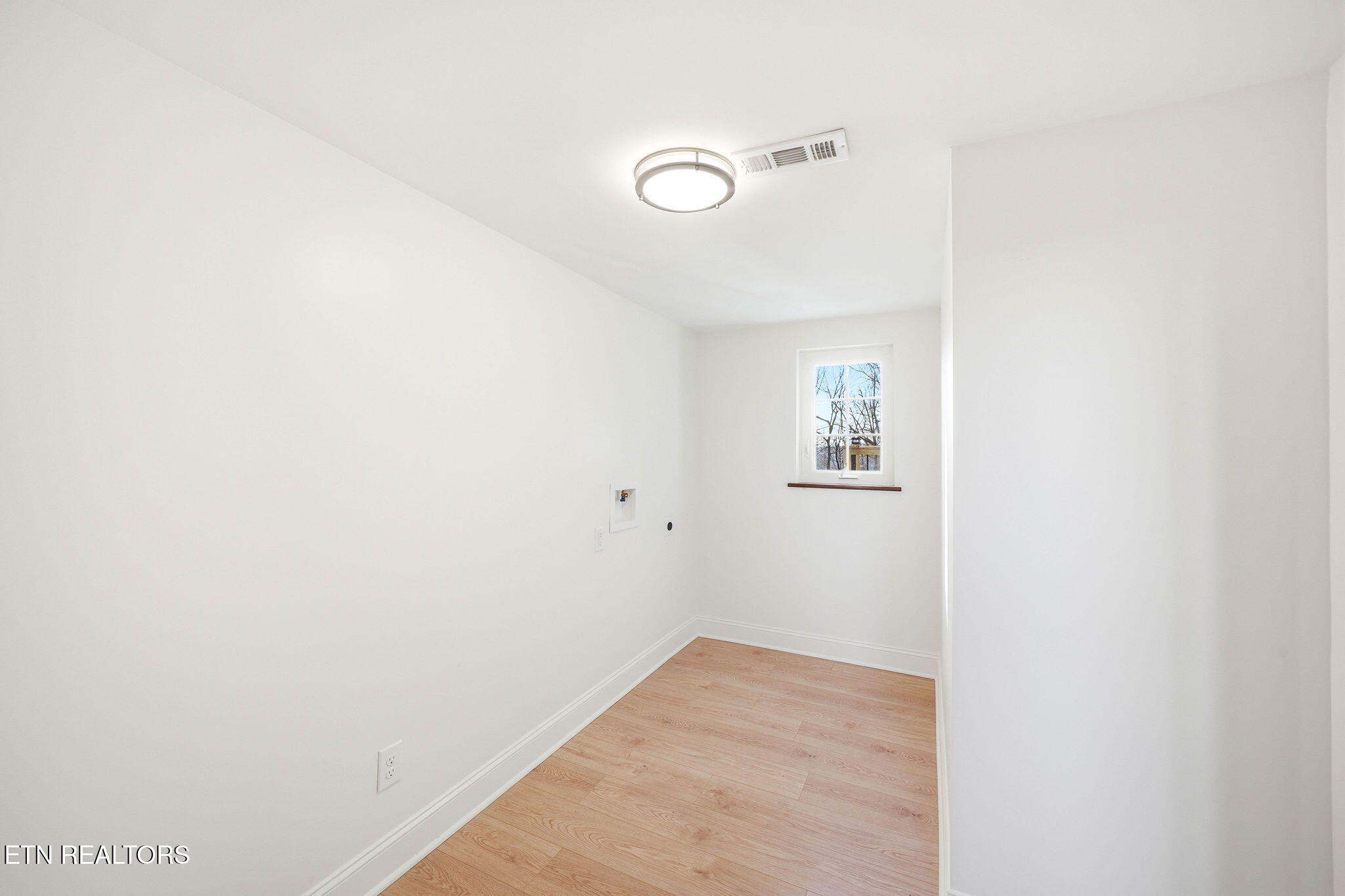 1057 West Outer Drive Oak Ridge, TN 37830 - Photo 36 of 47 laundry