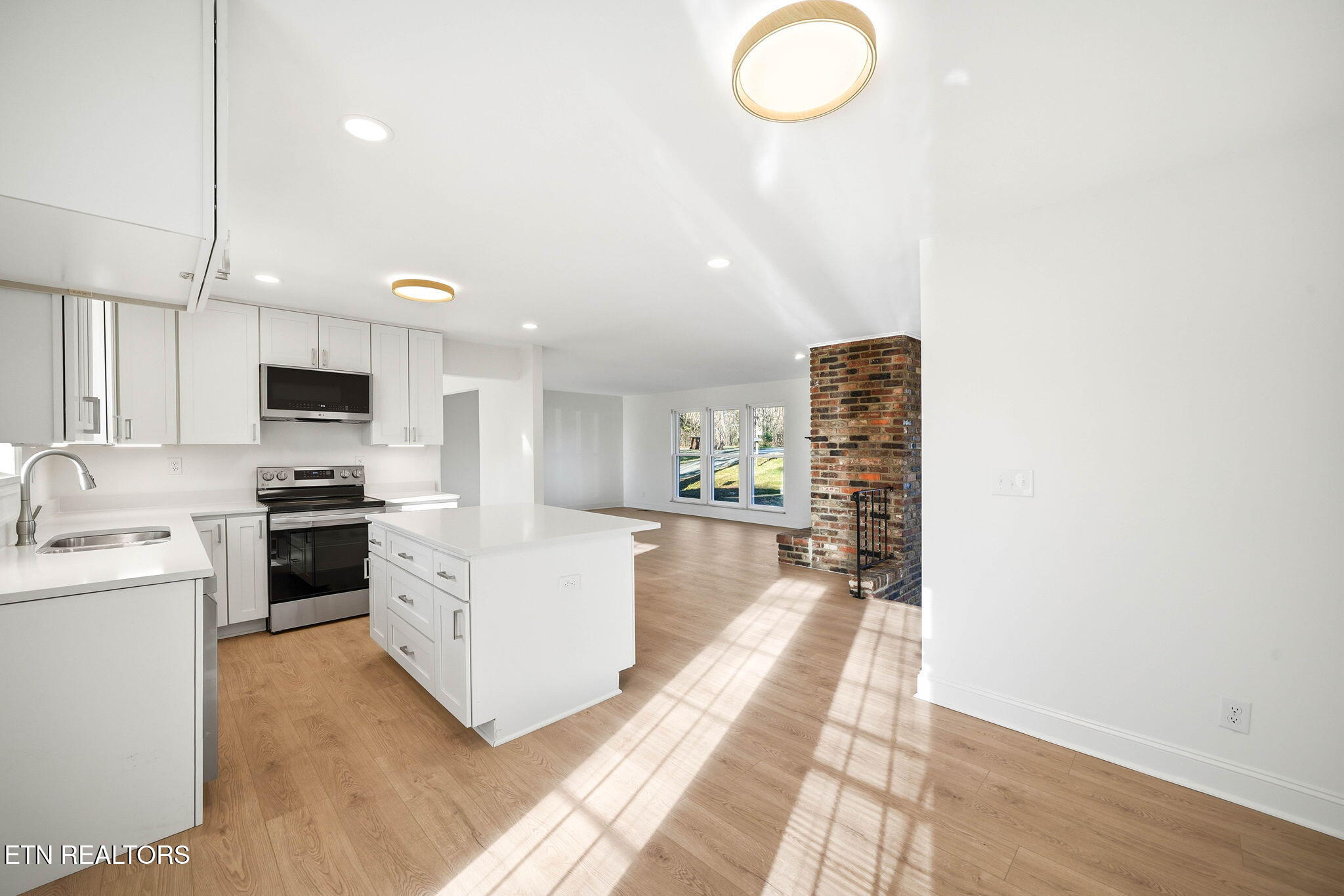 1057 West Outer Drive Oak Ridge, TN 37830 - Photo 4 of 47 shaker style cabinetry