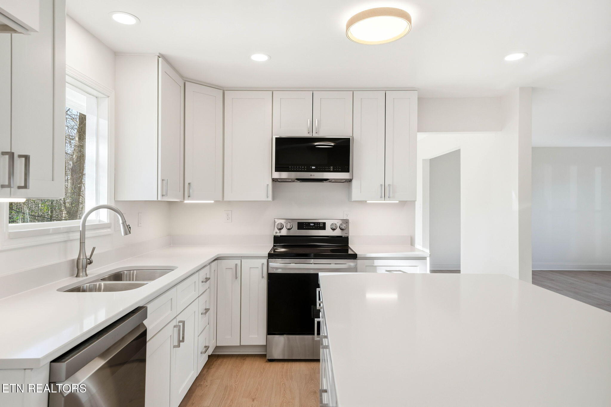 1057 West Outer Drive Oak Ridge, TN 37830 - Photo 5 of 47 stainless appliances