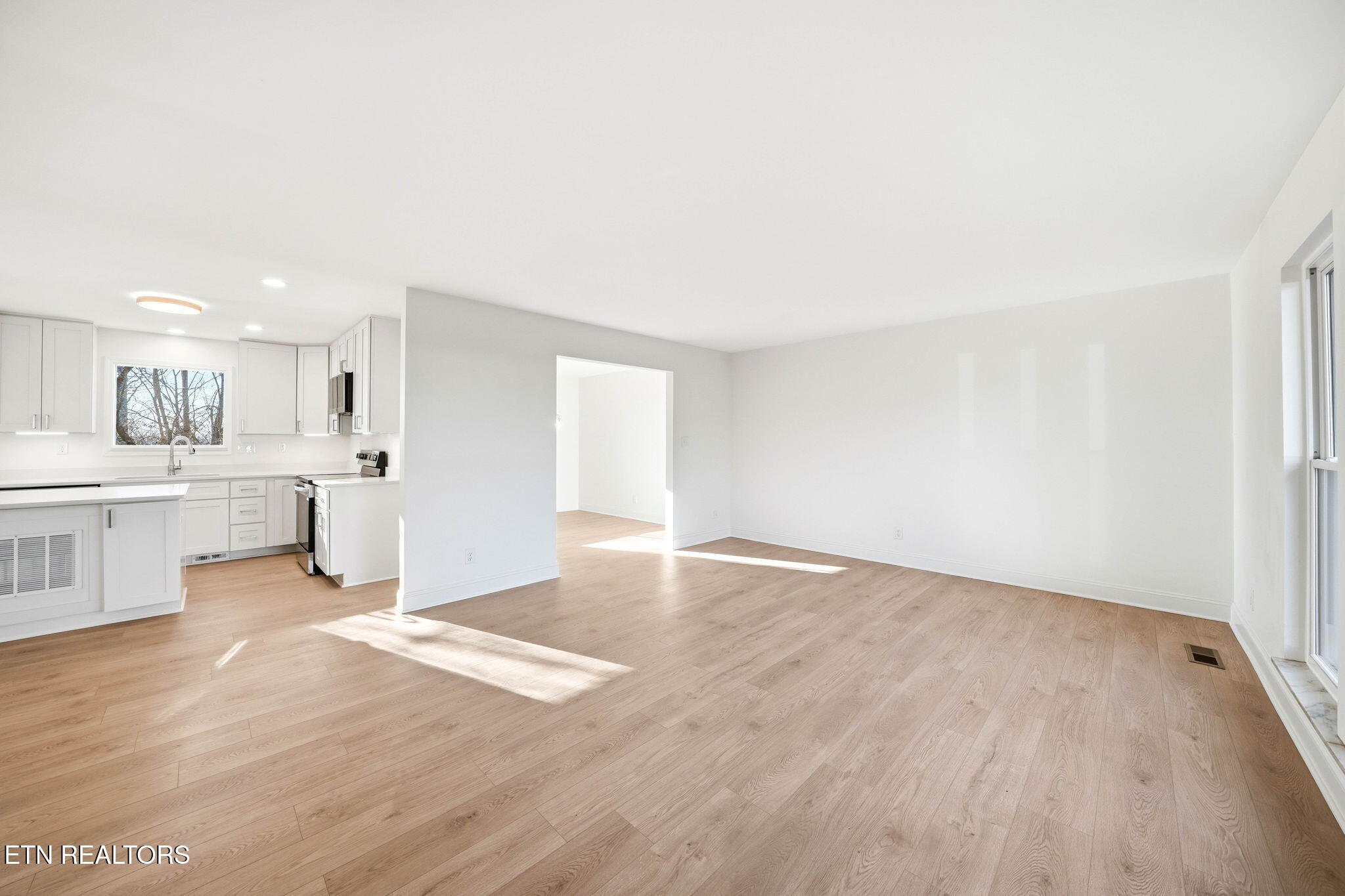 1057 West Outer Drive Oak Ridge, TN 37830 - Photo 6 of 47 living room