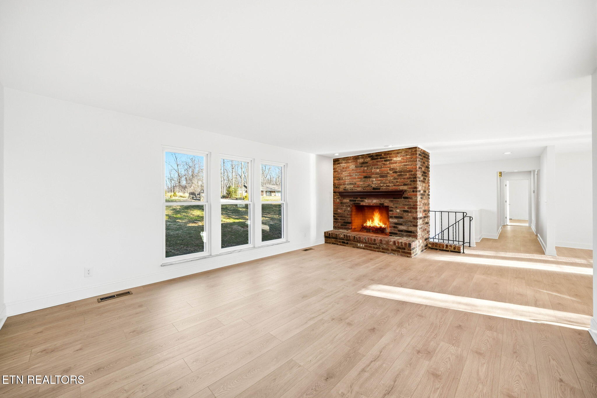 1057 West Outer Drive Oak Ridge, TN 37830 - Photo 8 of 47 Living room