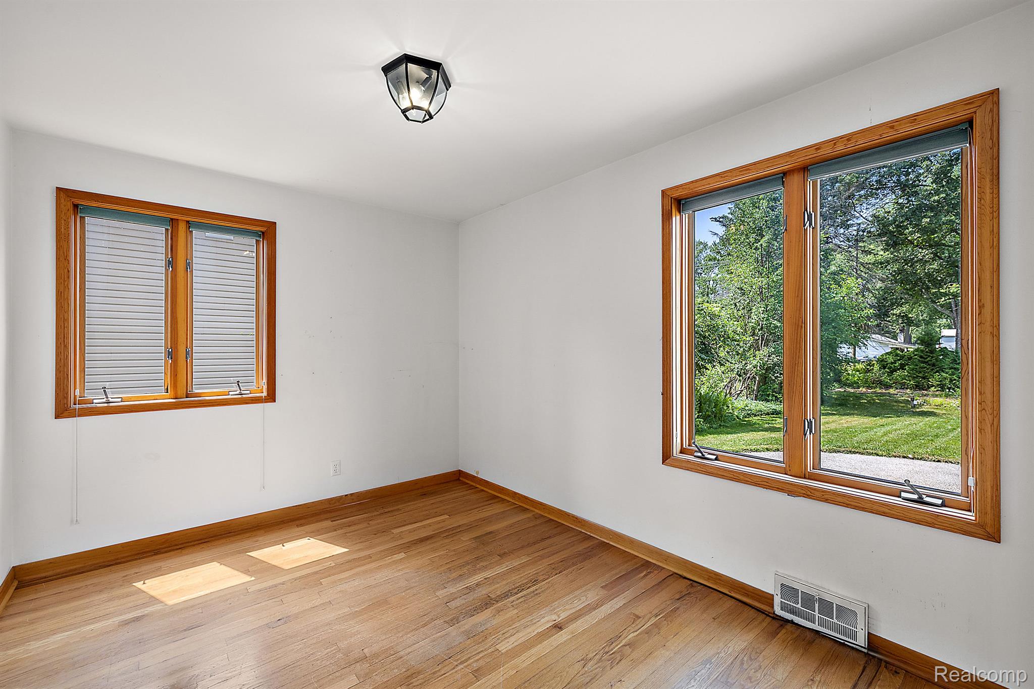 176 Crescent Road Waterford, MI 48327 - Photo 22 of 61 2nd Main floor bedroom