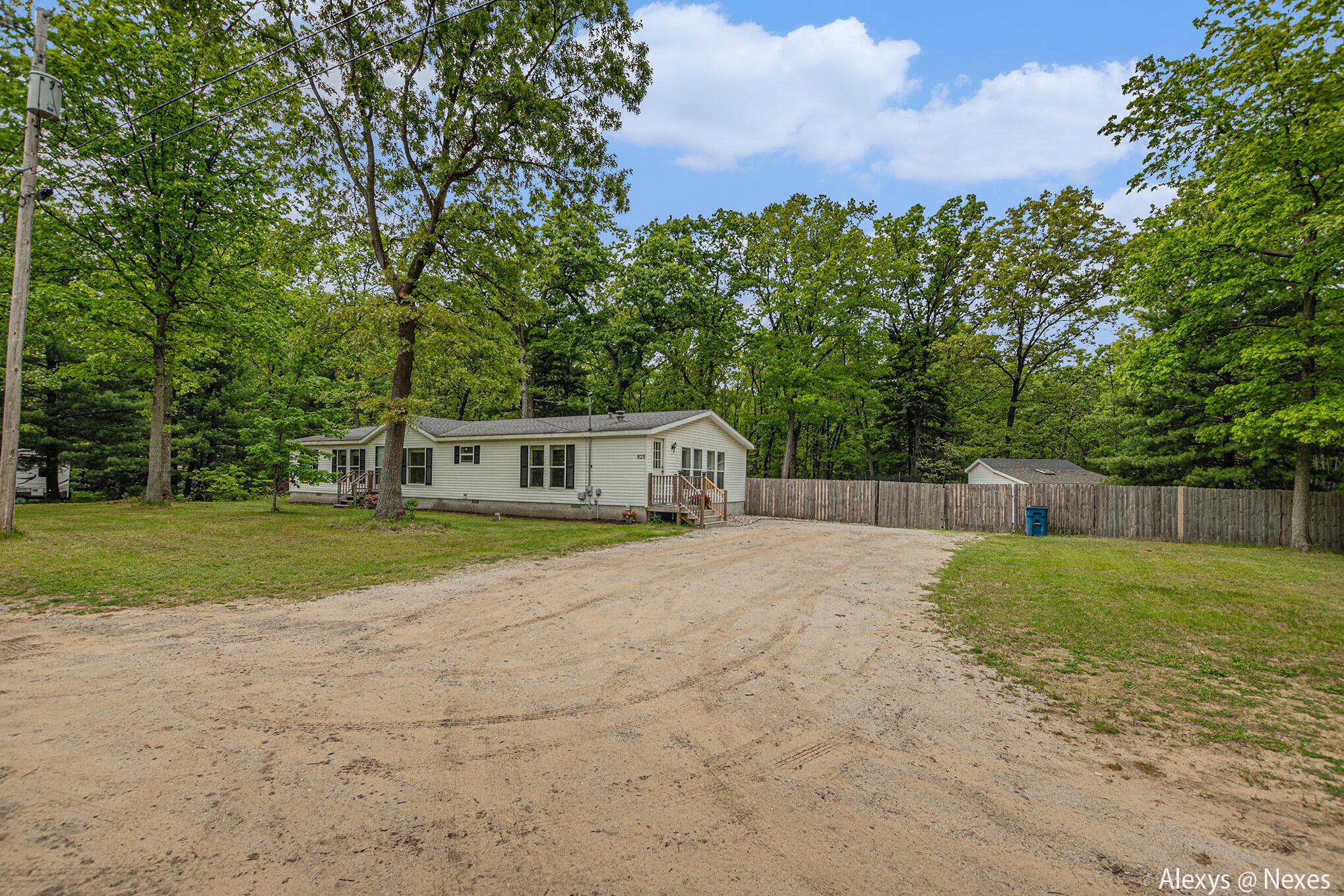 825 South Broton Road Muskegon, MI 49442 - Photo 3 of 25 DSC06420