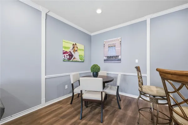 a view of a livingroom with furniture and a dining table