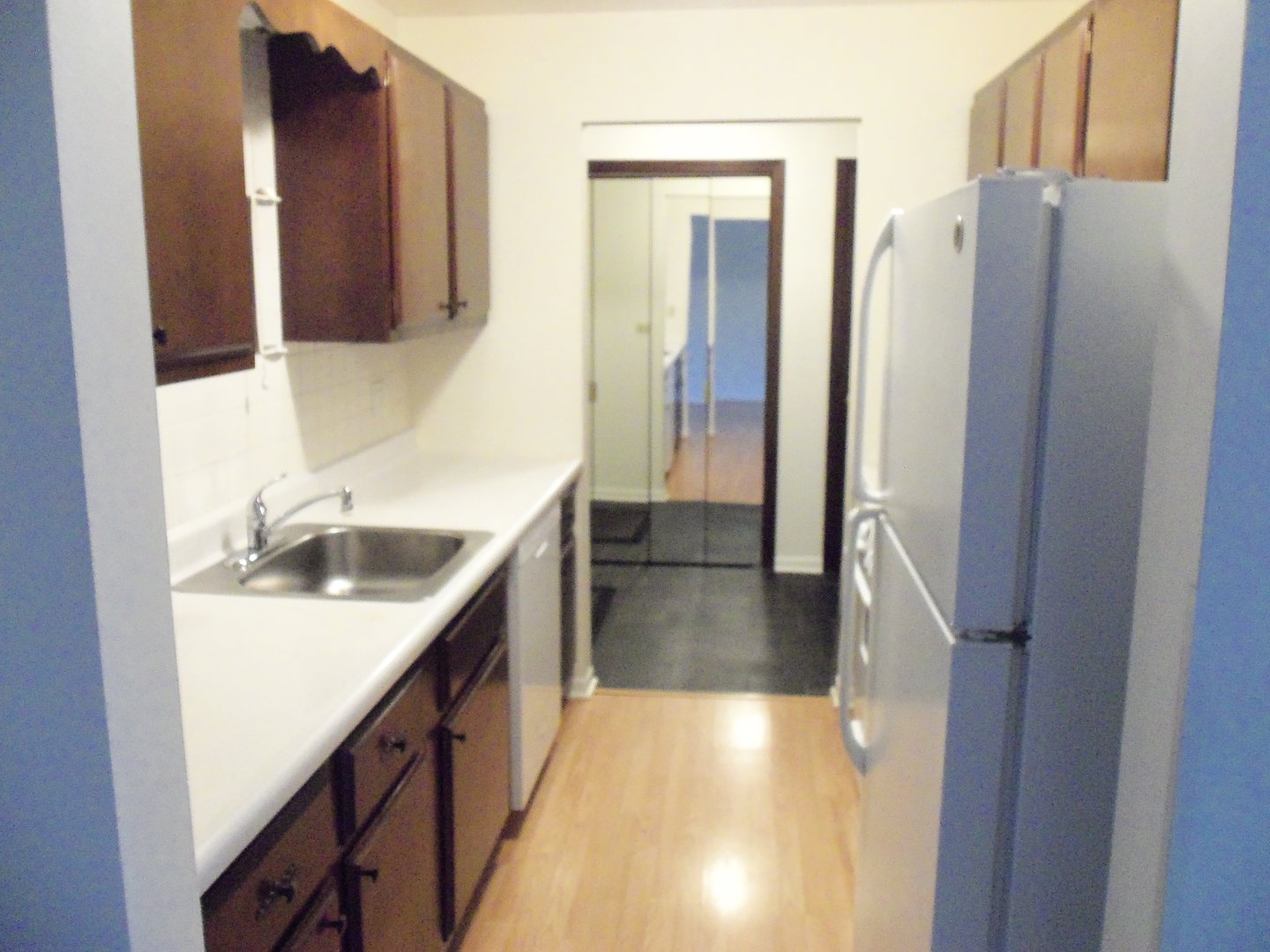 200 Thames Parkway, Unit 2J Park Ridge, IL 60068 - Photo 5 of 21 a bathroom with double vanity and a bathtub