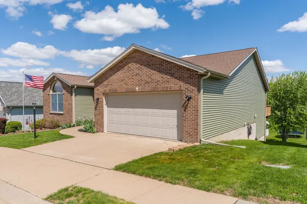 $339,900 | 14 Hidden Valley Circle, Davenport, IA 52804