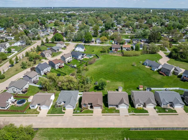 $339,900 | 14 Hidden Valley Circle, Davenport, IA 52804