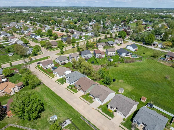 $339,900 | 14 Hidden Valley Circle, Davenport, IA 52804