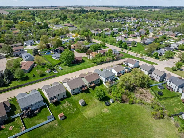 $339,900 | 14 Hidden Valley Circle, Davenport, IA 52804