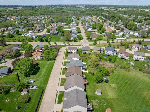 $339,900 | 14 Hidden Valley Circle, Davenport, IA 52804
