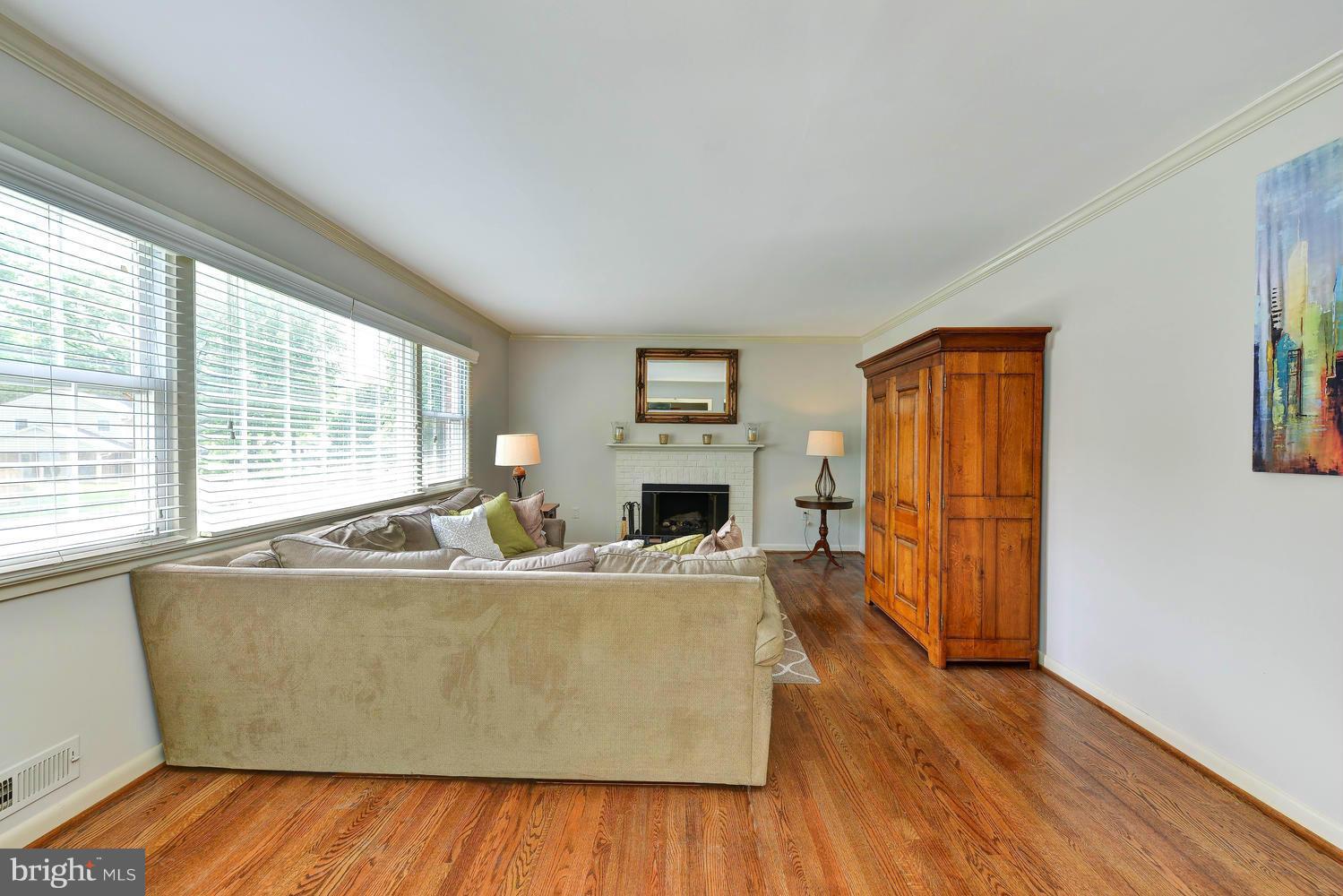 2300 Londonderry Road Alexandria, VA 22308 - Photo 2 of 30 Living Room