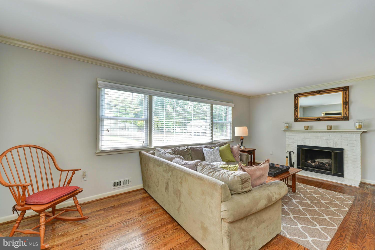 2300 Londonderry Road Alexandria, VA 22308 - Photo 3 of 30 Living Room