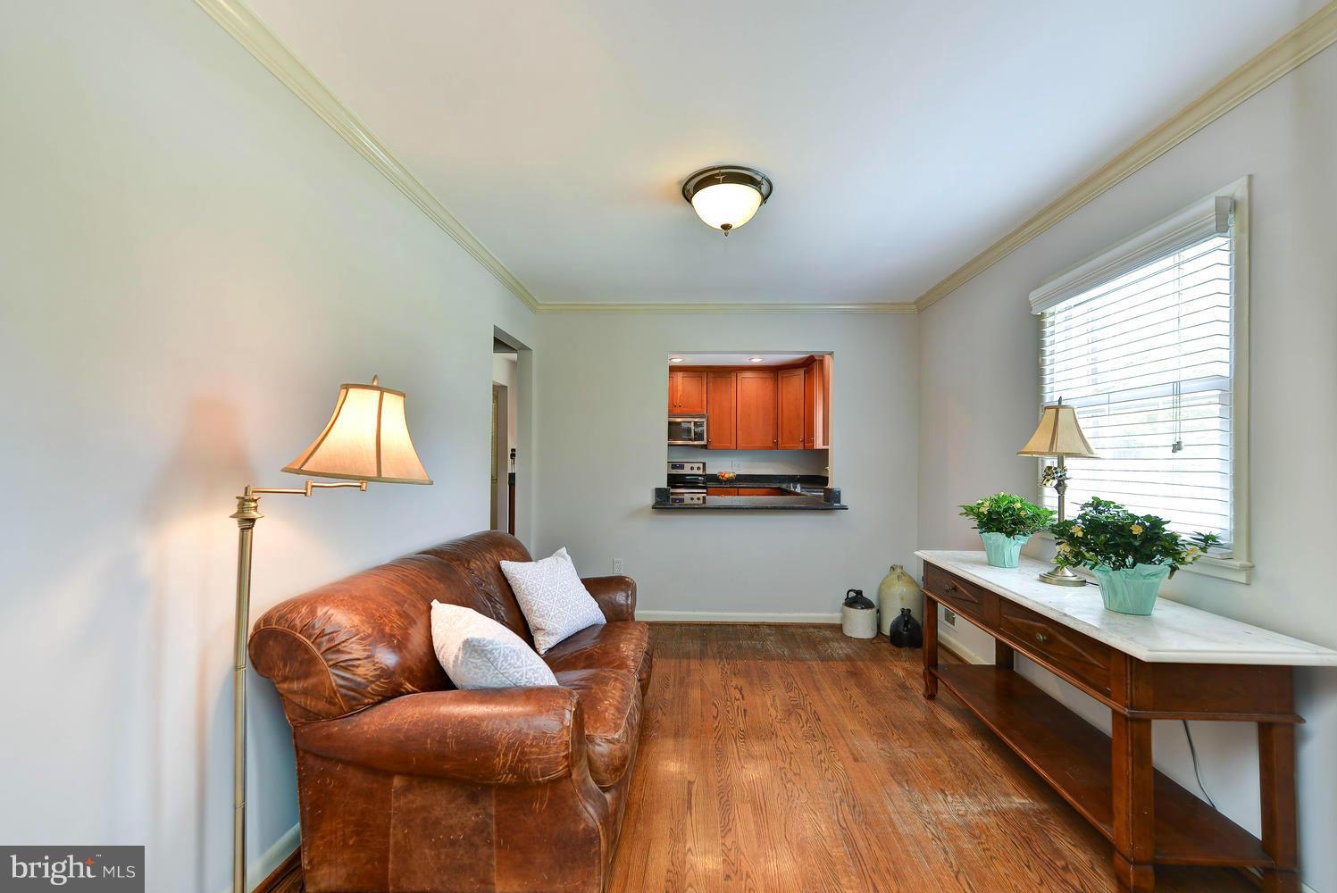2300 Londonderry Road Alexandria, VA 22308 - Photo 5 of 30 Living Room