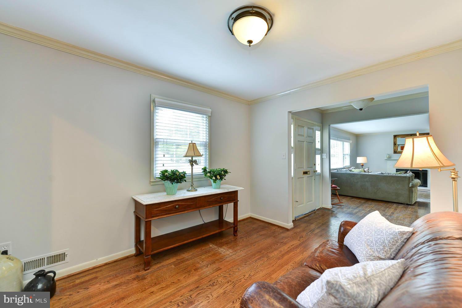 2300 Londonderry Road Alexandria, VA 22308 - Photo 6 of 30 Living Room