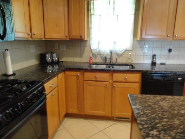 5013 Julia Lane McKees Rocks, PA 15136 - Photo 8 of 25 Kitchen
