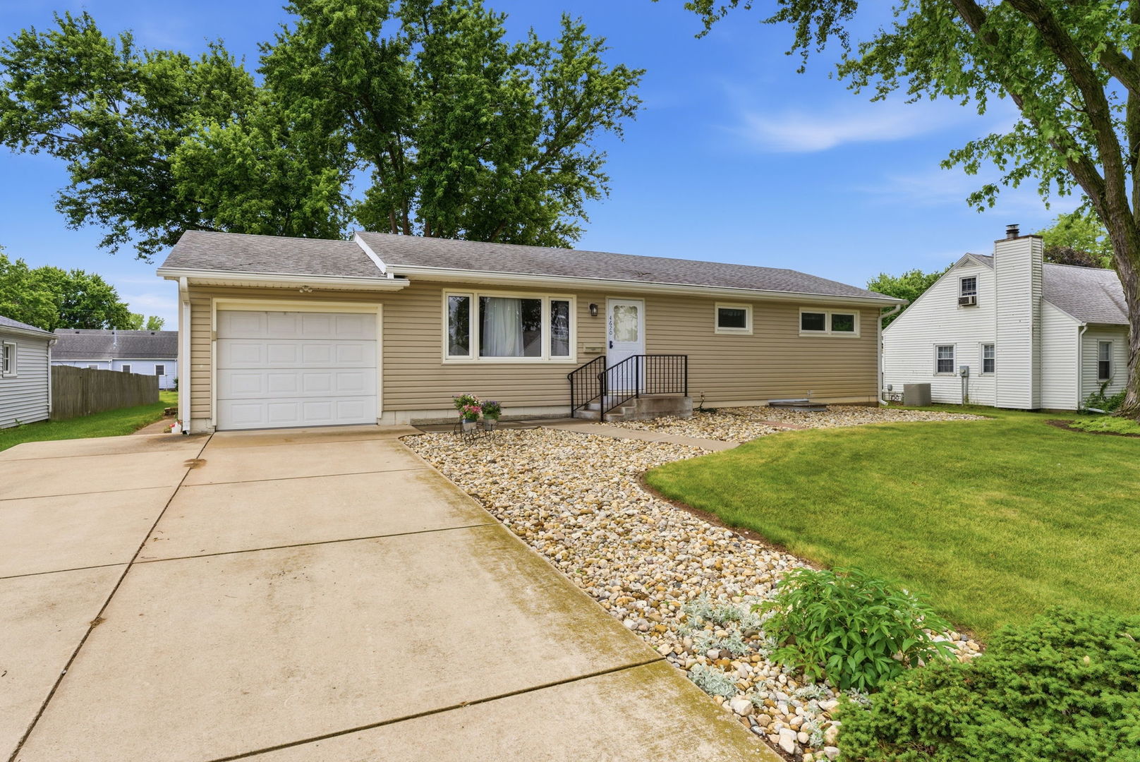 4620 50th Avenue Moline, IL 61265 - Photo 2 of 38