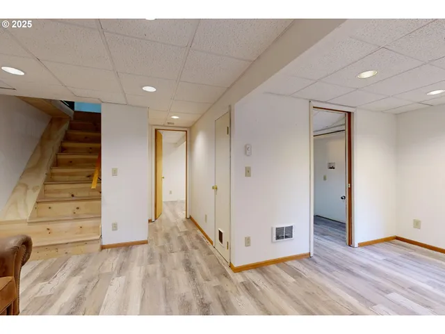 en empty room with wooden floor