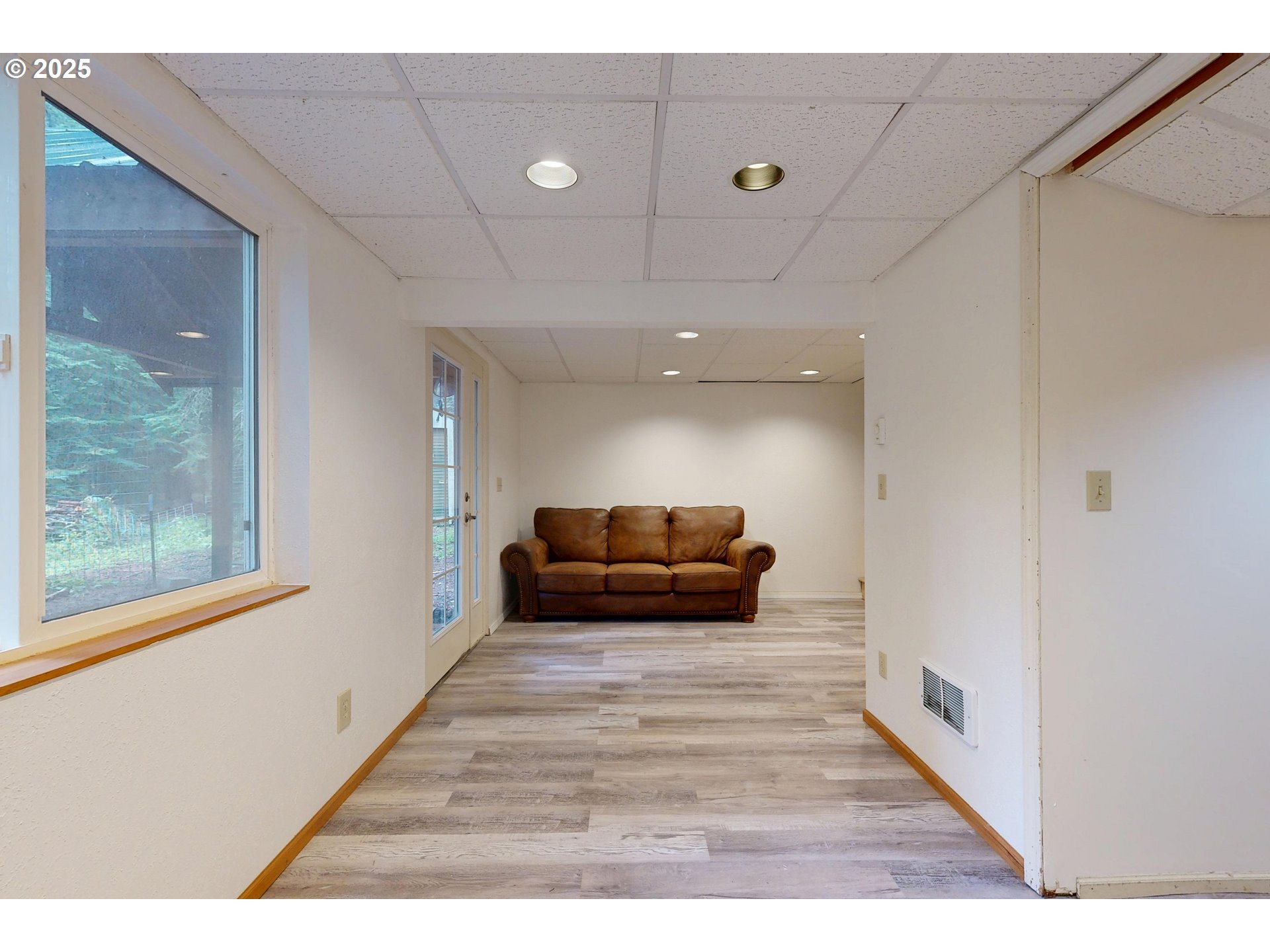 58504 Wildwood Loop Weston, OR 97886 - Photo 33 of 39 a view of a hallway with a large window