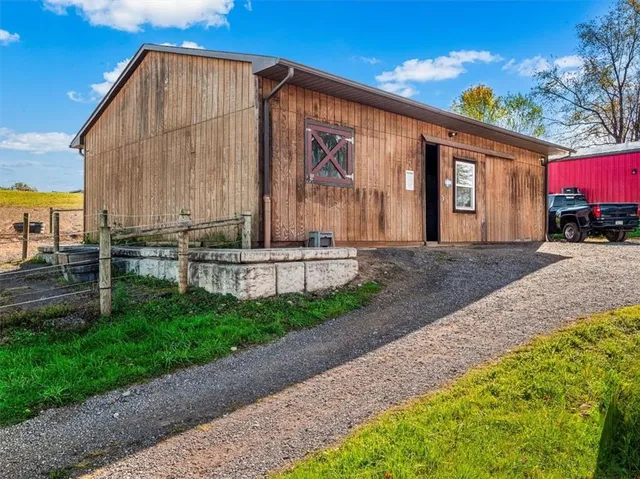 a view of a backyard