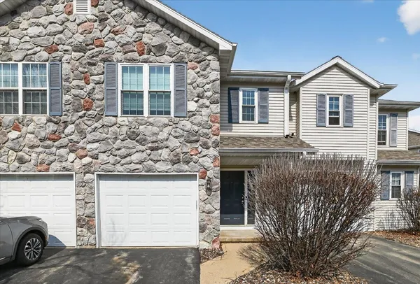 $299,900 | 213 North Musket Ridge Drive, Sun Prairie, WI 53590
