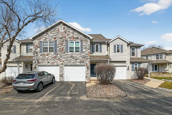 $299,900 | 213 North Musket Ridge Drive, Sun Prairie, WI 53590