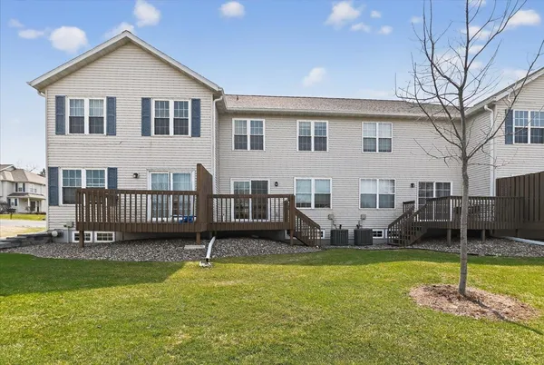 $299,900 | 213 North Musket Ridge Drive, Sun Prairie, WI 53590