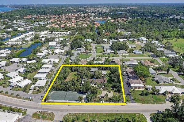 $795,000 | 424 Albee Road West, Unit 1, Nokomis, FL 34275
